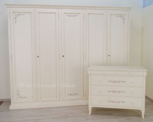 Solid wood chest of drawers with hand-lacquered finish and painted roses